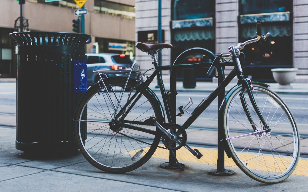 corbeille de ville et vélo